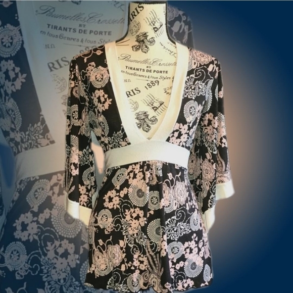 Cotton Club Floral Kimono Sleeve V-neck Top - Picture 1 of 5